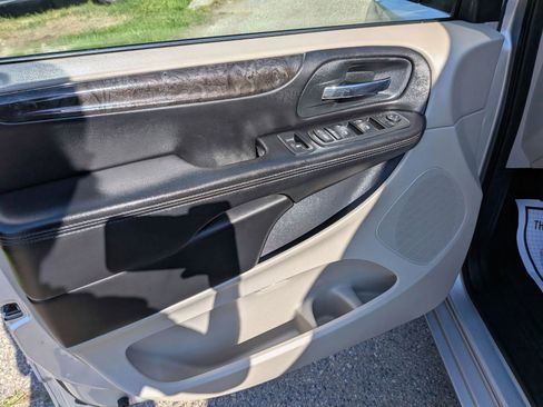 Used 2012 Dodge Grand Caravan SE FWD image 18