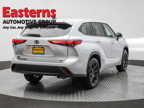 Used 2023 Toyota Highlander LE image 5