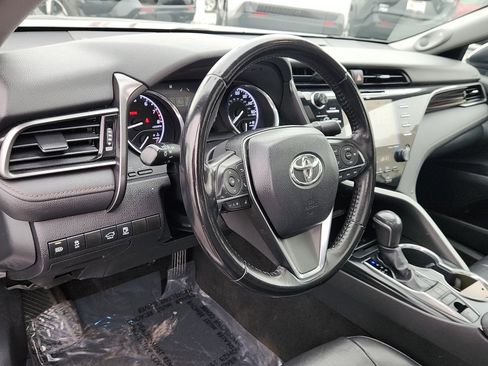 Used 2019 Toyota Camry XLE image 11