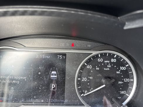 Used 2023 Nissan Versa SR w/ Trunk Package image 30