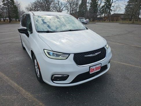 Used 2024 Chrysler Pacifica Touring-L FWD image 8