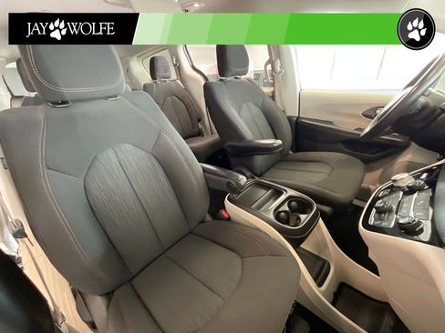 Used 2020 Chrysler Pacifica Touring FWD image 18