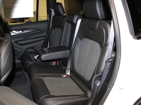 New 2025 Jeep Grand Cherokee Altitude image 27