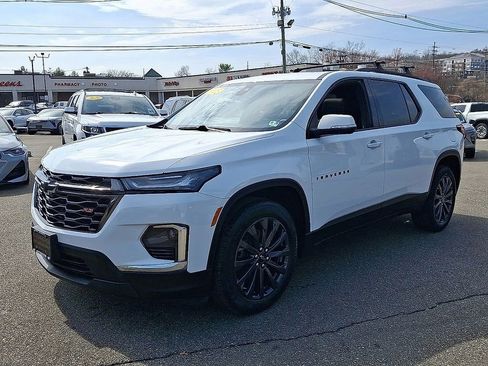 Used 2023 Chevrolet Traverse RS image 3