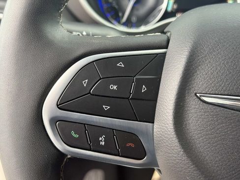 Used 2024 Chrysler Pacifica Touring-L FWD image 20