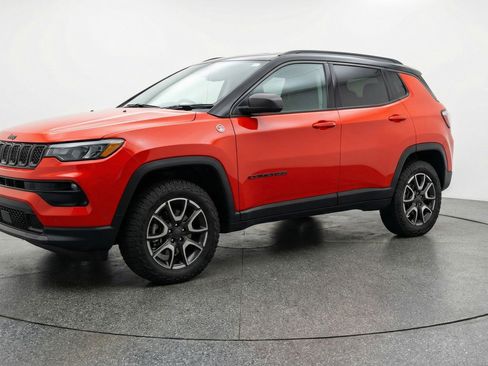 Used 2025 Jeep Compass Trailhawk image 3