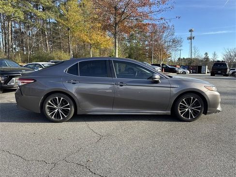 Used 2020 Toyota Camry SE w/ Sunroof Package image 8