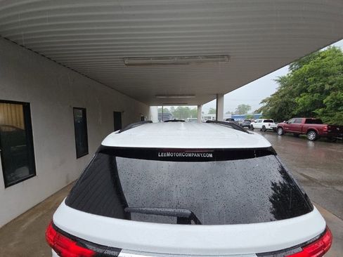 Used 2022 Chevrolet Traverse LT w/ LT Premium Package FWD image 6