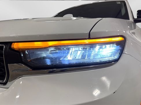 Used 2023 Jeep Grand Cherokee L Laredo image 13