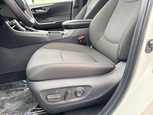 Used 2025 Toyota RAV4 XLE image 27