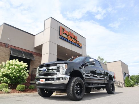 Used 2019 Ford F350 XLT w/ XLT Premium Package AWD/4WD image 36