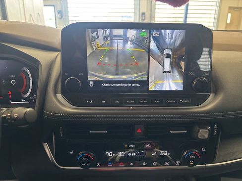 Used 2021 Nissan Rogue Platinum image 3