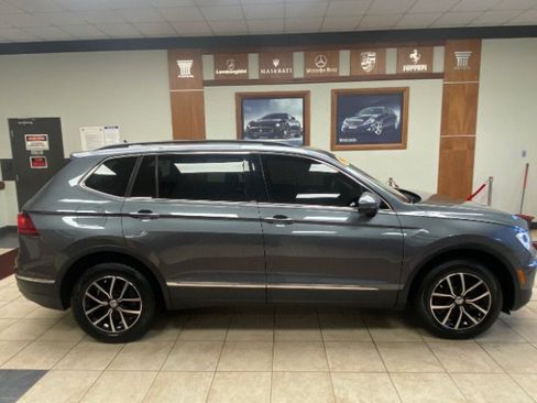 Used 2021 Volkswagen Tiguan SE FWD image 3