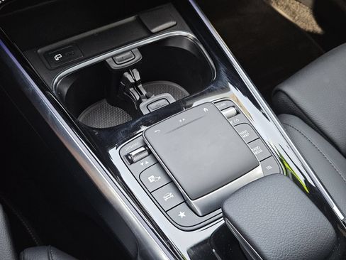 Used 2021 Mercedes-Benz GLB 250 w/ Premium Package image 23