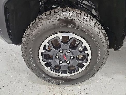Certified 2025 Toyota Tacoma TRD Off-Road AWD/4WD image 10