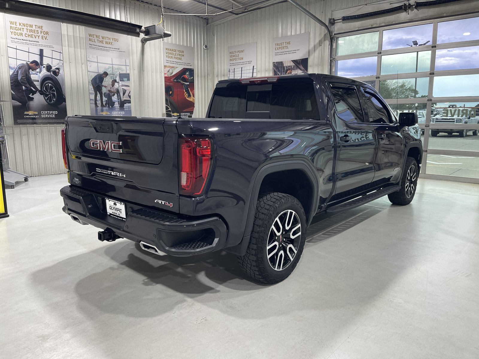 Used 2024 GMC Sierra 1500 AT4 w/ Technology Package AWD/4WD image 8