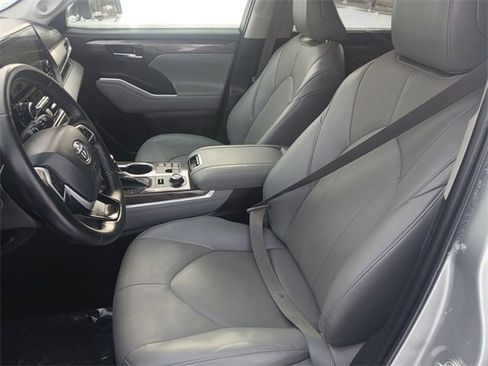 Used 2023 Toyota Highlander Limited image 11