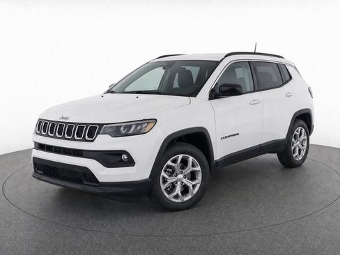 Used 2024 Jeep Compass Latitude AWD/4WD image 3