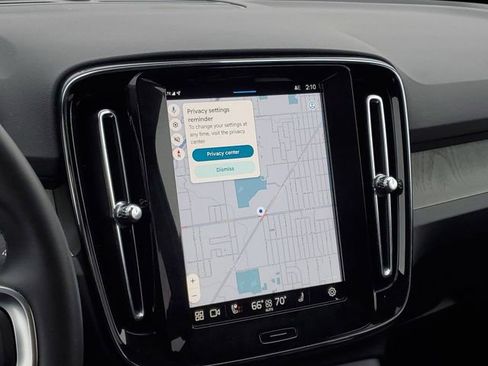 Used 2025 Volvo XC40 B5 Core image 14