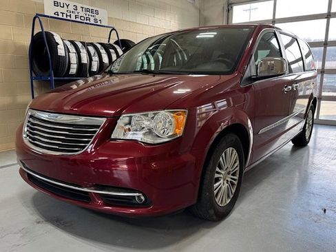 Used 2015 Chrysler Town & Country Touring-L w/ Driver Convenience Group image 2