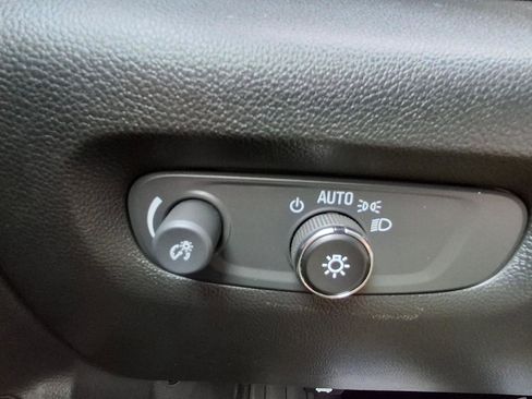 Used 2023 Chevrolet Traverse LT image 14