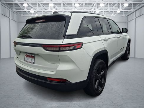 Used 2023 Jeep Grand Cherokee Altitude AWD/4WD image 5
