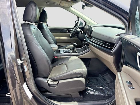 Used 2025 Kia Carnival FWD image 29