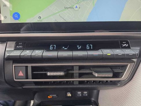 Used 2025 Toyota Camry SE image 16