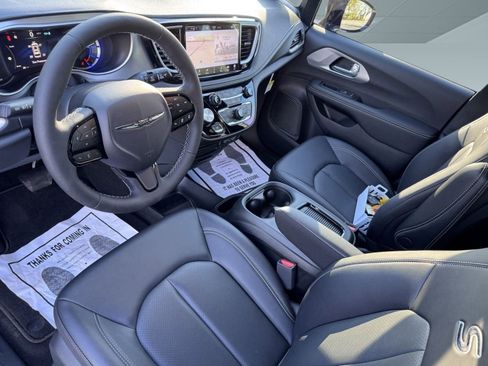 New 2024 Chrysler Pacifica Limited w/ Uconnect Theater Family Group image 2