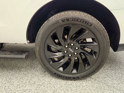 Used 2025 Lincoln Navigator Reserve w/ Jet Appearance Package image 9