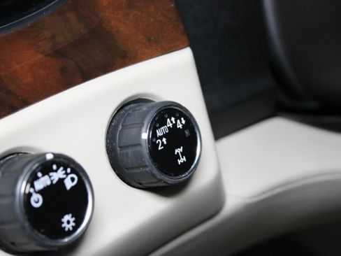 Used 2017 Cadillac Escalade Luxury image 16