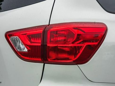 Used 2018 Nissan Pathfinder SL w/ Cargo Package image 10