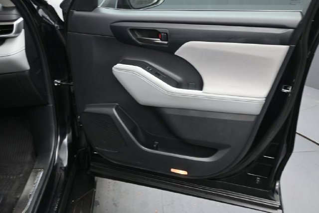 Used 2023 Toyota Highlander LE AWD/4WD image 23