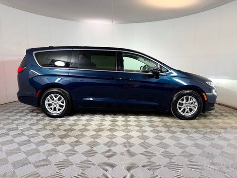 Used 2023 Chrysler Pacifica Touring-L FWD image 8