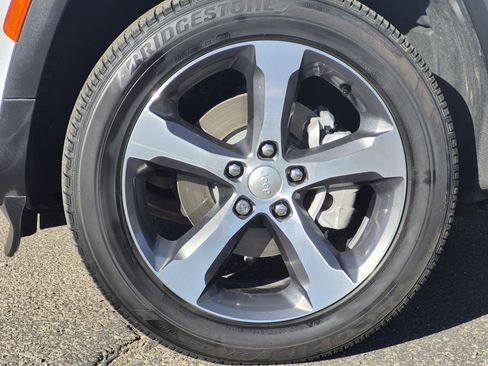 Certified 2023 Jeep Grand Cherokee Limited w/ Trailer Tow Prep Group (B) image 11