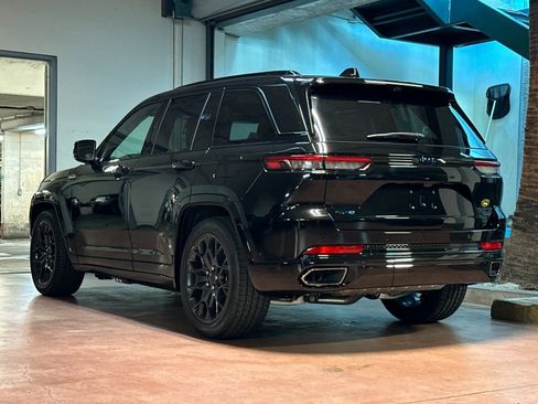 New 2025 Jeep Grand Cherokee Summit image 3