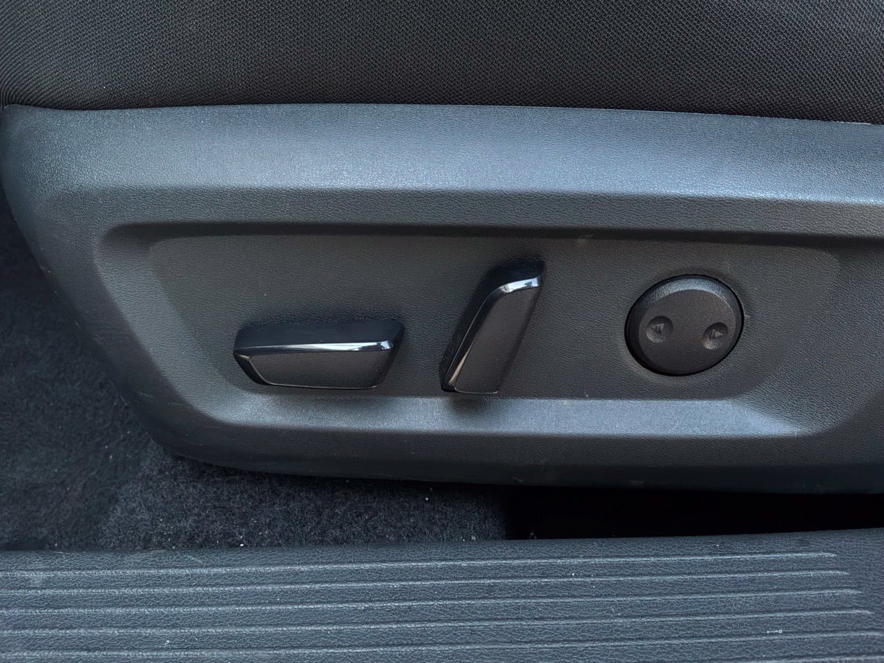 Used 2025 Nissan Rogue SV FWD image 11