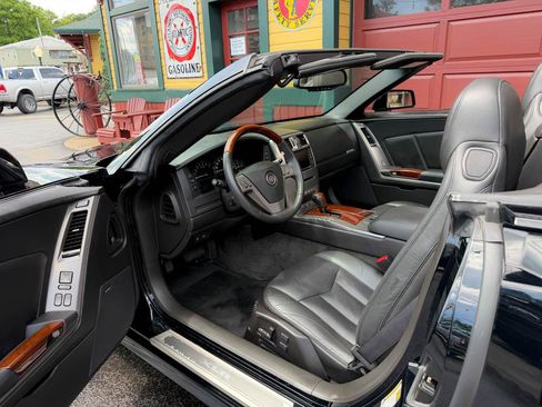 Used 2005 Cadillac XLR RWD image 24
