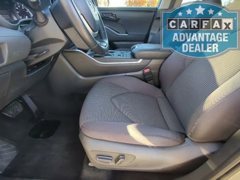 Used 2024 Toyota Highlander LE image 14