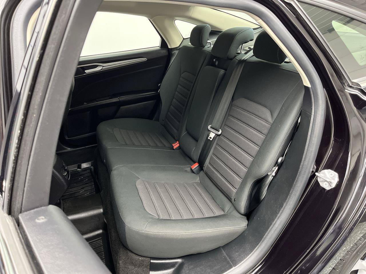 Used 2020 Ford Fusion SE FWD image 11