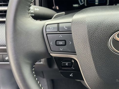 Used 2025 Toyota Camry SE image 11