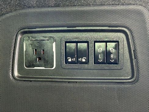 Used 2021 Cadillac Escalade ESV Premium Luxury Platinum image 17