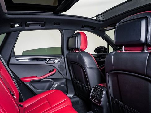 Certified 2025 Porsche Macan image 16