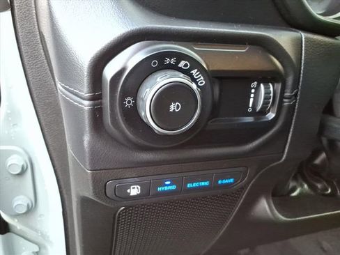 Used 2024 Jeep Wrangler Unlimited Sahara image 27