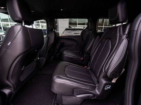 New 2026 Chrysler Pacifica Select AWD/4WD image 25