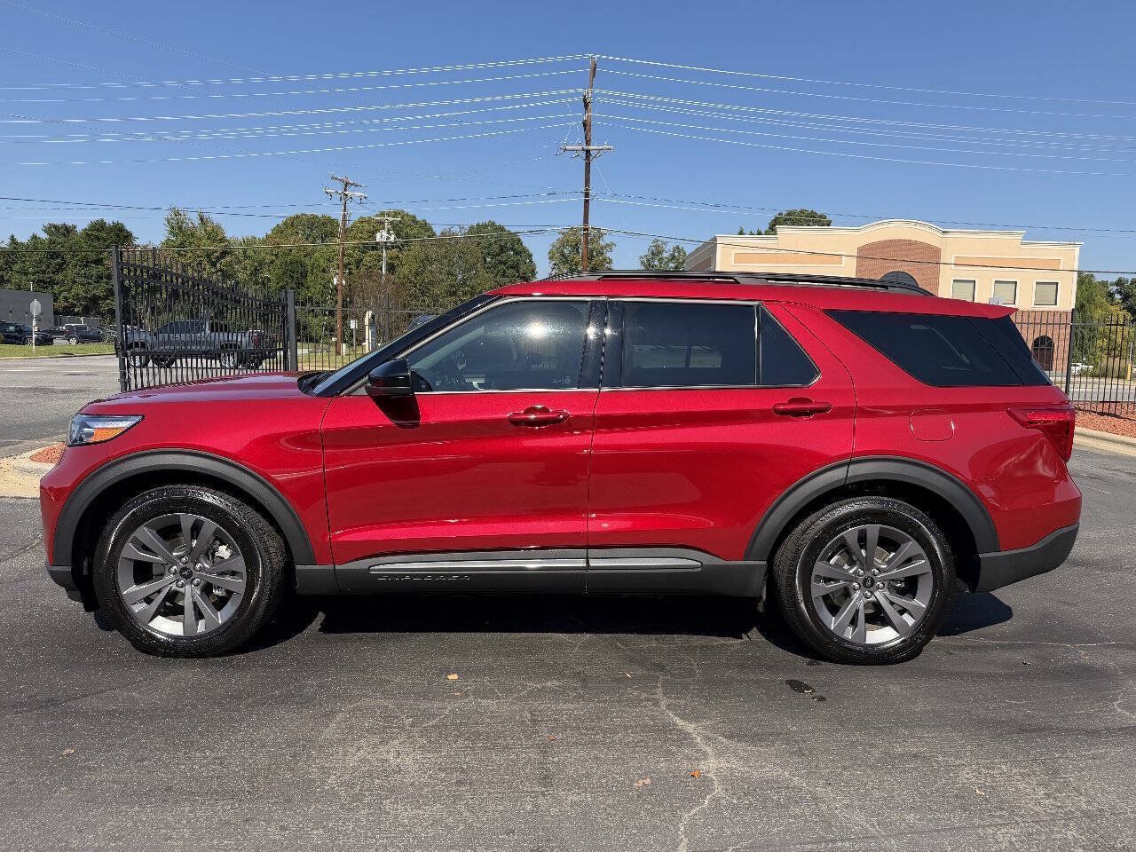 Used 2023 Ford Explorer XLT RWD image 8