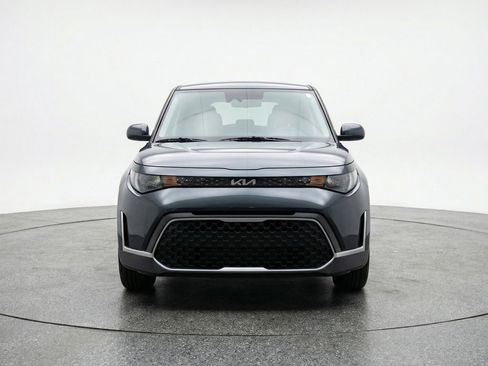 Used 2025 Kia Soul LX w/ LX Technology Package FWD image 2