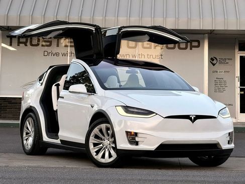 Used 2018 Tesla Model X 75D AWD/4WD image 2