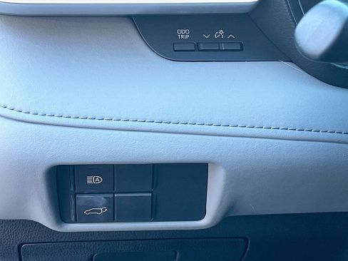 Used 2021 Toyota Highlander LE image 10