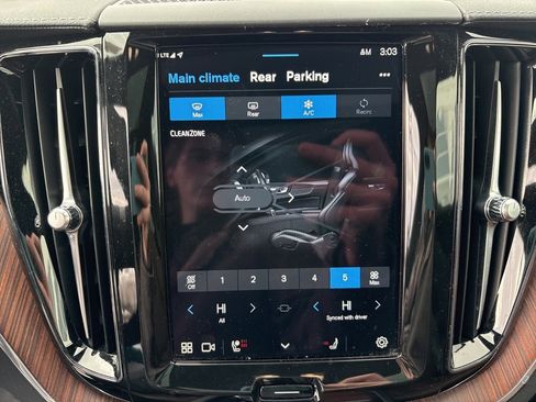 Certified 2024 Volvo XC60 B5 Ultimate w/ Protection Package Premier image 23